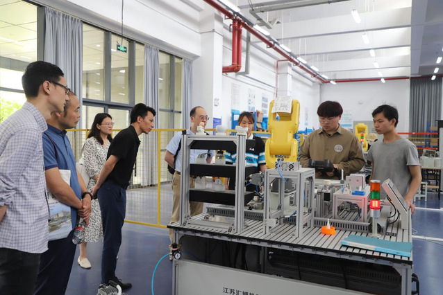 技能,让生活更美好----智能工程学院职教周工业机器人应用展活动